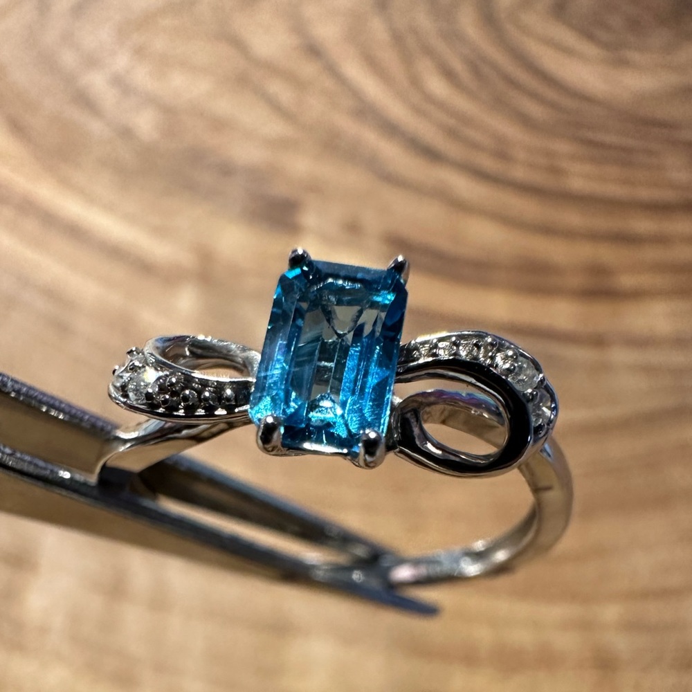 Blue topaz ring 💍 10kt white gold (NEW)